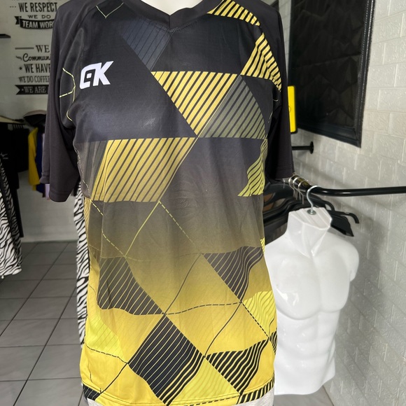 T-Shirt - Picture 9 of 16